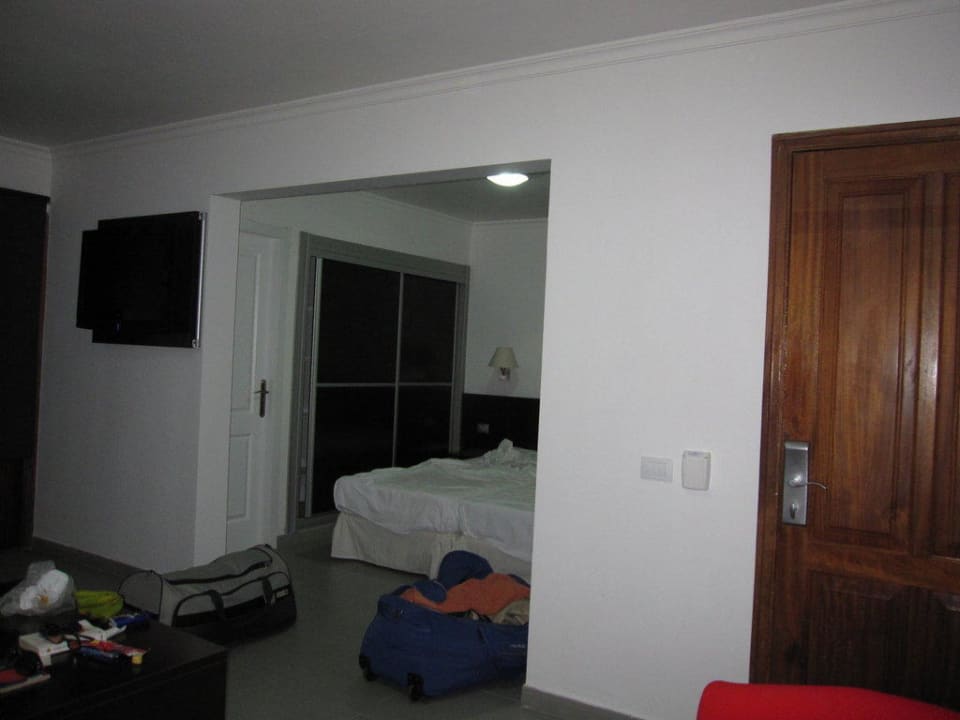 Sicht auf Eingangstür und Schlafraum eó Suite Hotel Jardin Dorado