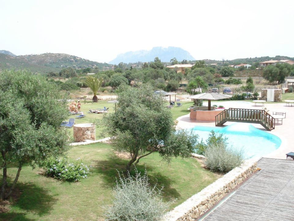 Blick vom Balkon auf den Garten Hotel Sa Pedra