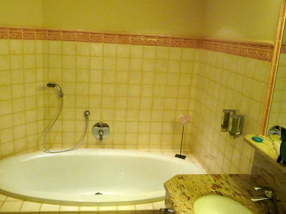 Badewanne in der Gartensuite Hotel Alpin Spa Tuxerhof