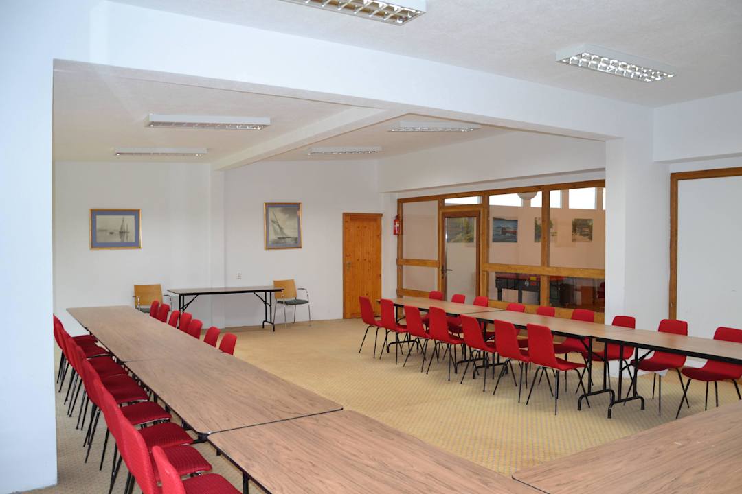 Sala zachodnia-konferencyjna Ferienanlage Waszeta 6