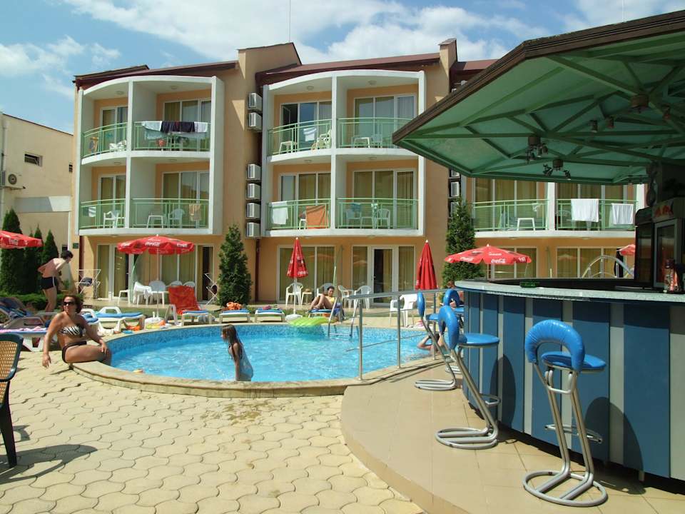 Widok z balkonu na brodzik/bar Hotel Sun City