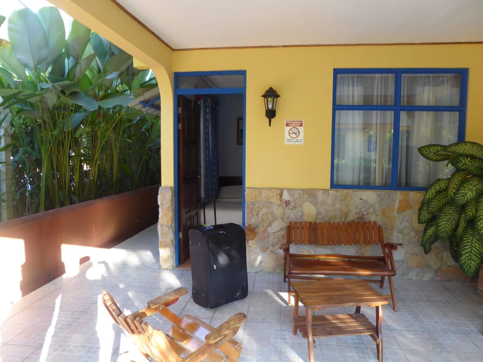 Terrasse vorm Zimmer Espadilla Gardens Hotel