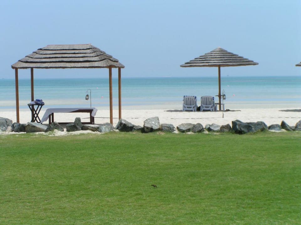 Hotelstrand mit Massage-Hütte Hotel Danat Jebel Dhanna Resort