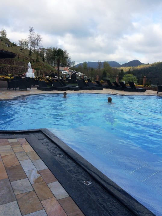 Morgenschwimmeni im Aussenpool Schwarzwald Resort Dollenberg