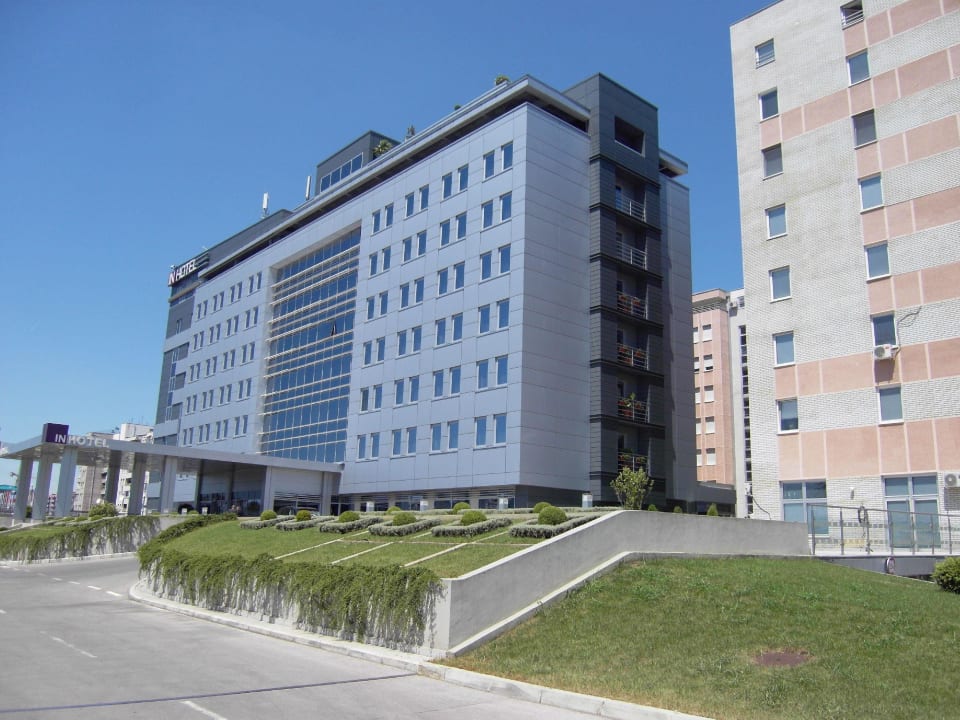 Blick vom großzügigen Gratisparkplatz IN Hotel Belgrad