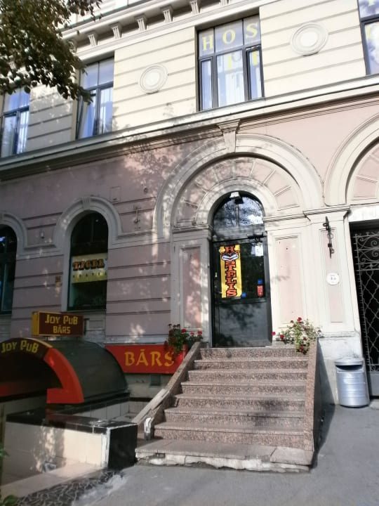 Вход в хостел Tiger Hostel