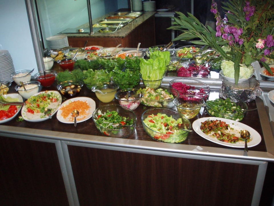 Salate beim Abendessen Semt Luna Beach Hotel