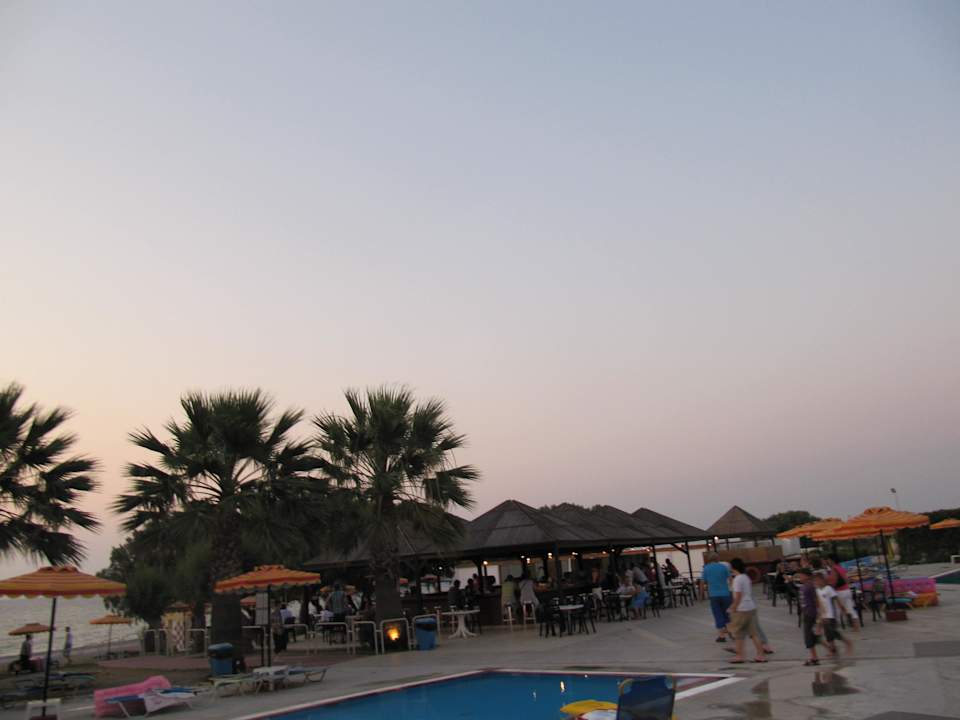 Strandbar neben der Poolanlage Doreta Beach Resort & Spa