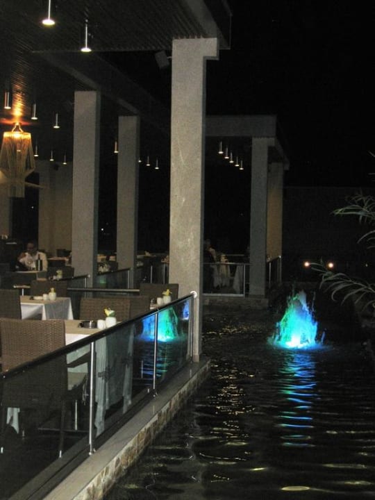 Restaurant-Terrasse bei Nacht SENTIDO Port Royal Villas & Spa