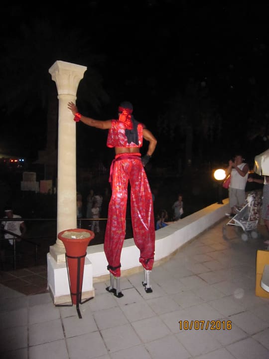 Animateur auf Stelzen  Royal Lido Resort & Spa