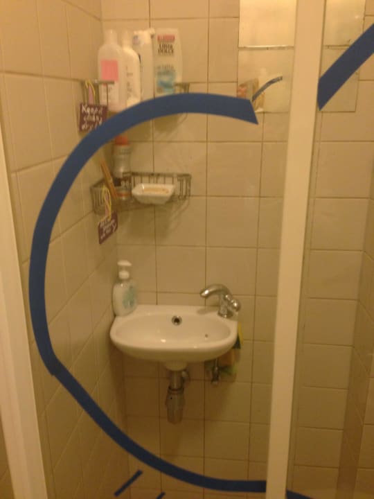 Little sink with only cold water Miss Ortelia B&B