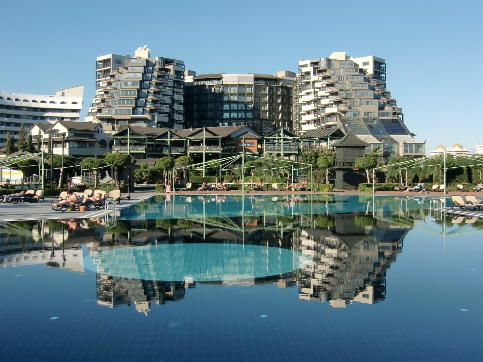 Hotel von der Meerseite aus Limak Lara Deluxe Hotel & Resort
