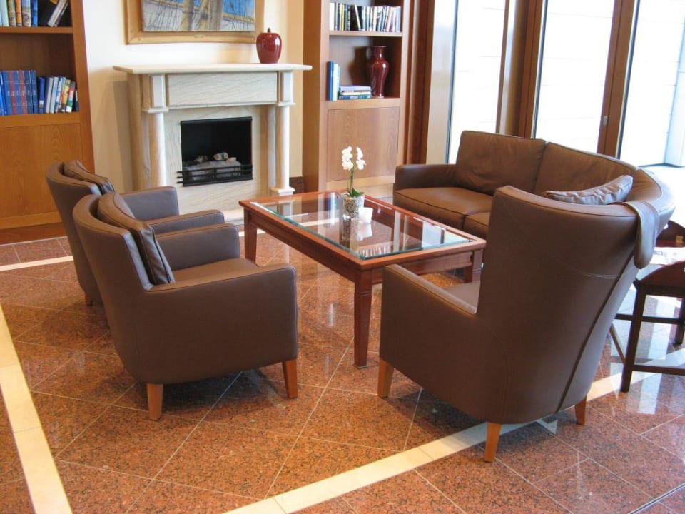 Gemütliche Sitzgruppe am Kamin ATLANTIC Hotel Wilhelmshaven