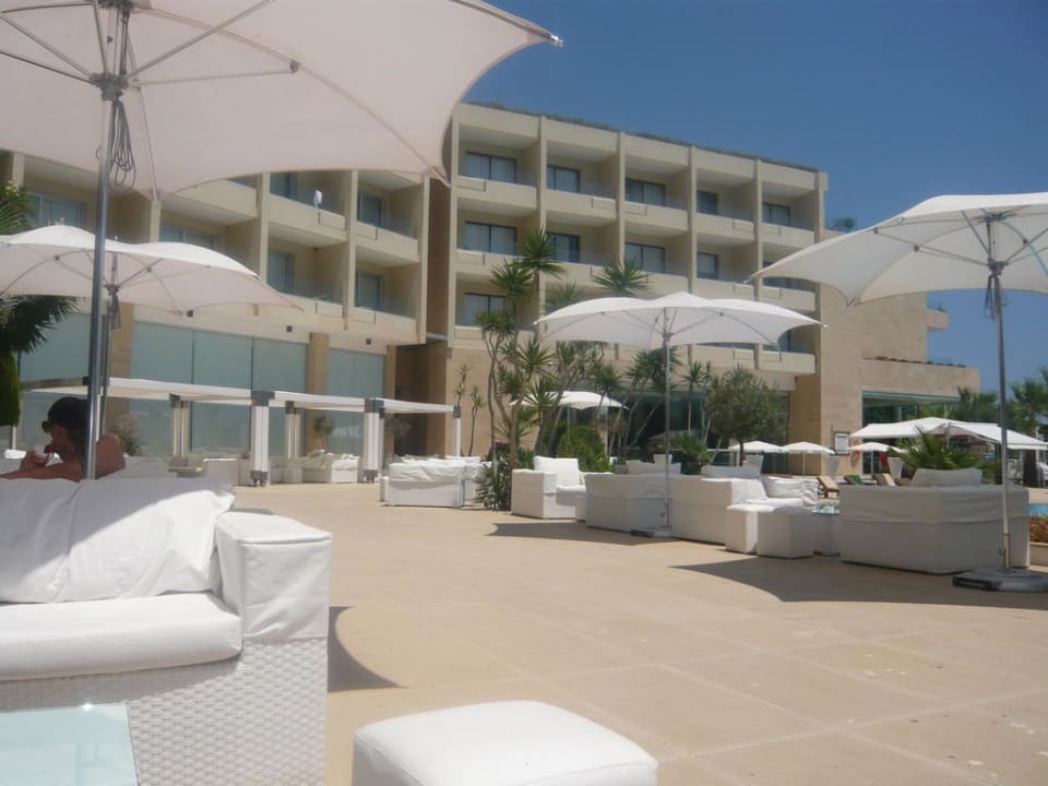 Sitzgelegenheiten am Pool Hotel Grecian Park
