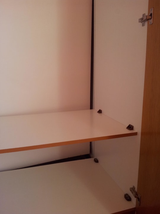 Rückwand bei Kleiderschrank ausgebrochen Glavas Inn Hotel