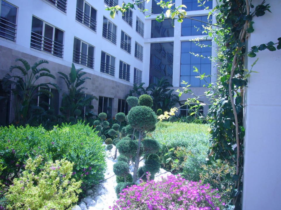 Gartenanlage im Hoteleingang Horus Paradise Luxury Resort & Club