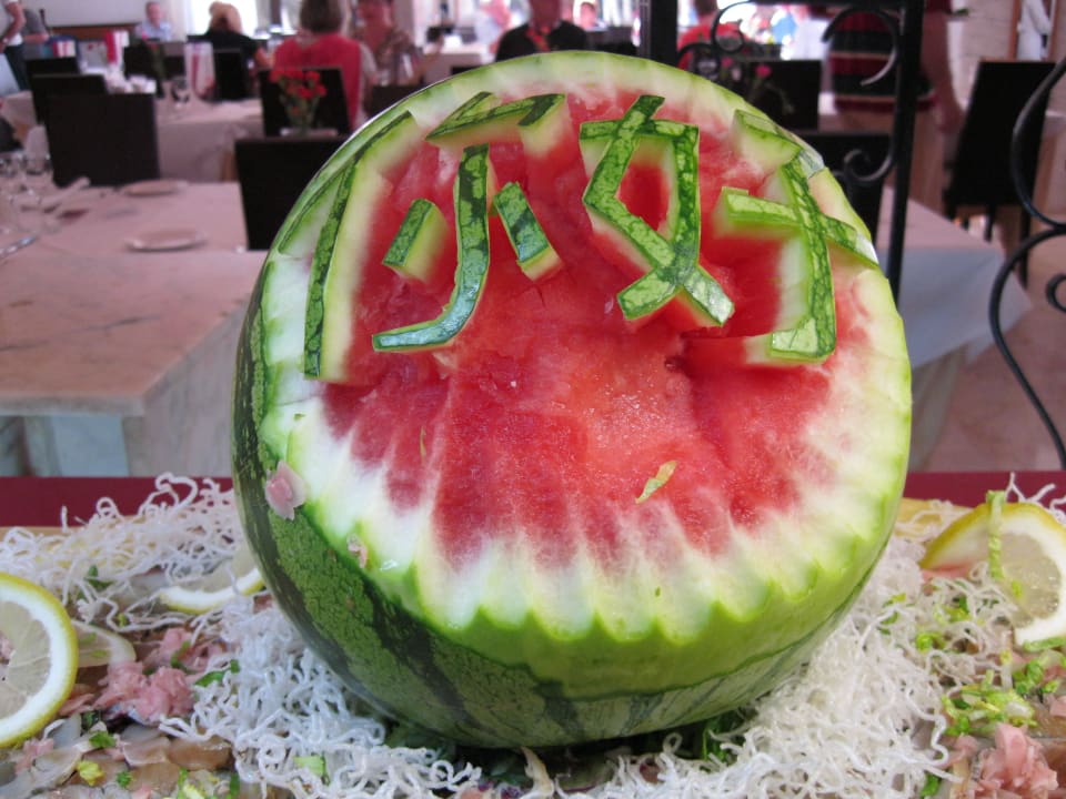 Wassermelone mit Schnitzerei Hotel & Spa S'Entrador Playa