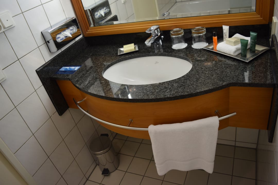 Waschtisch mit hochwertigen Pflege-Produkten (Markenartikel) Dorint Hotel Bonn