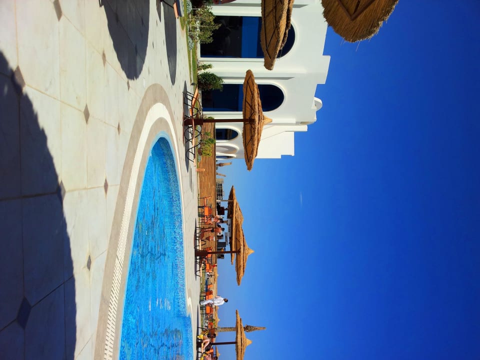 Poolterrasse, links im Hintergrund das Restaurant Coral Sun Beach