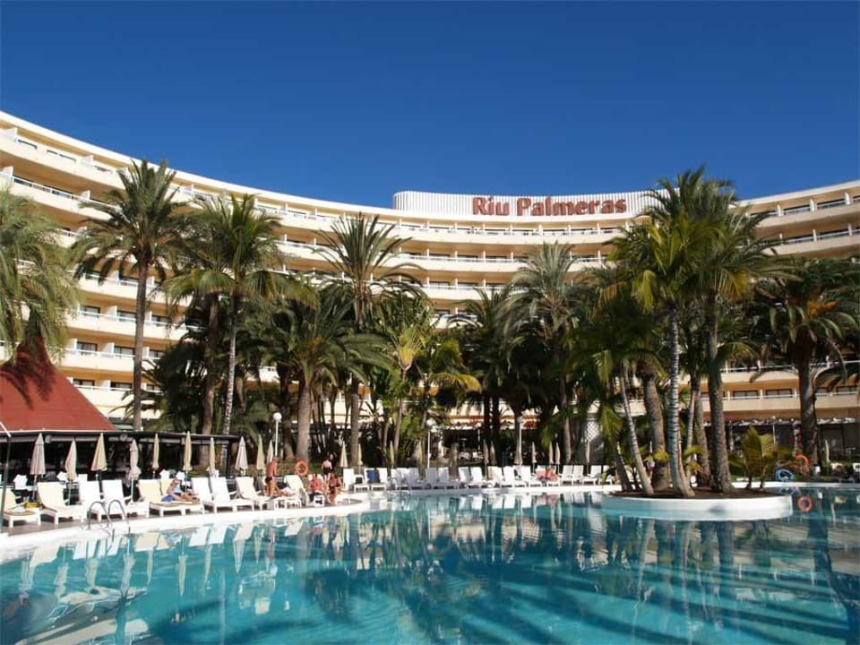 Hauptgebäude und Pool Hotel Riu Palace Palmeras
