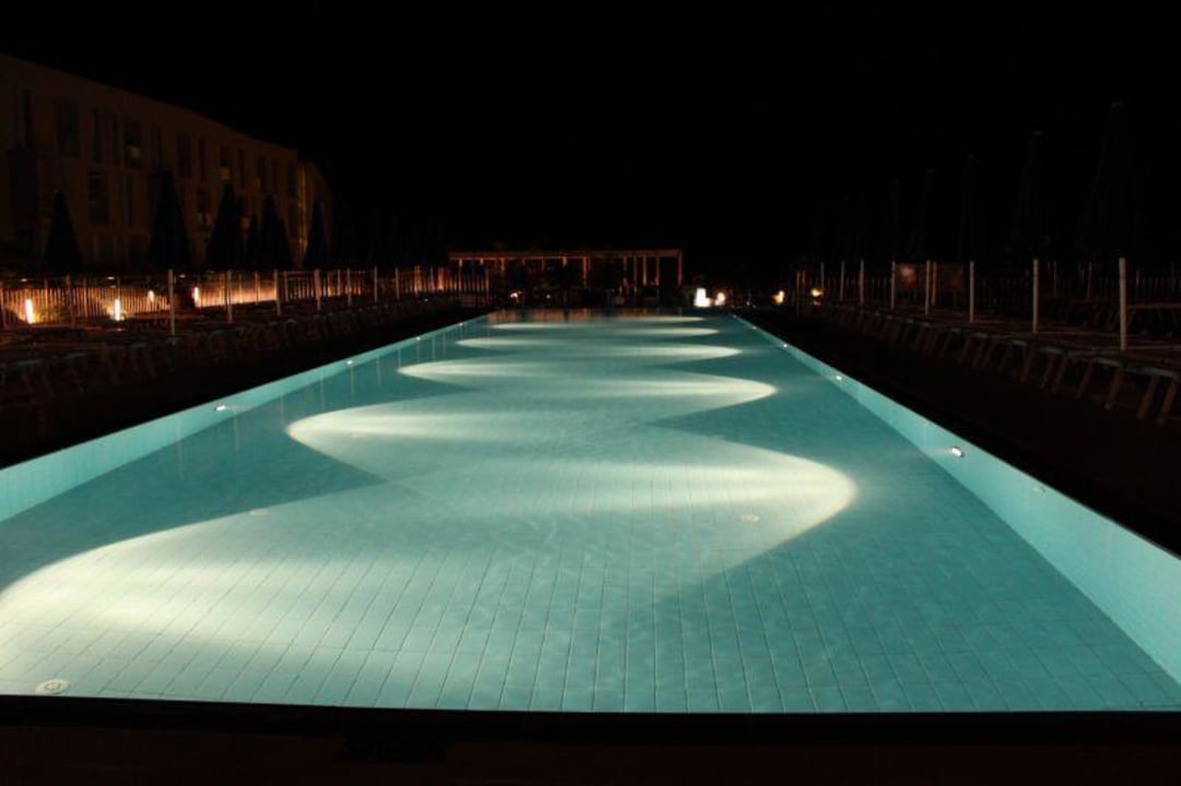 Nächtliche Poolbeleuchtung Falkensteiner Family Hotel Diadora