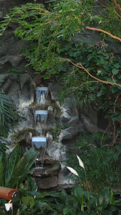 Grünbereich m. kleinem Wasserfall Grand Elysée Hamburg