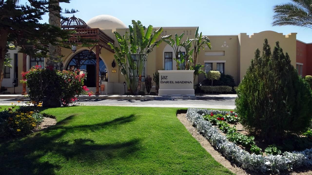 Haupteingang des Hotels Jaz Dar EL Madina