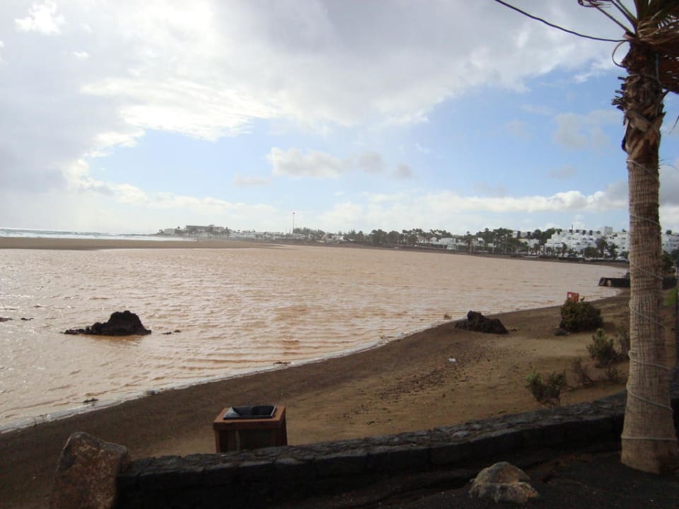 Nach dem Regen der Strand Hipotels La Geria