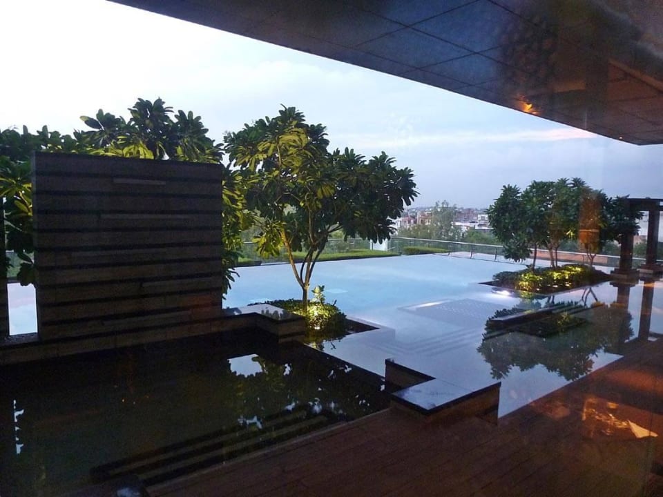 Pool im Club Tower The Leela Ambience Convention Hotel Delhi