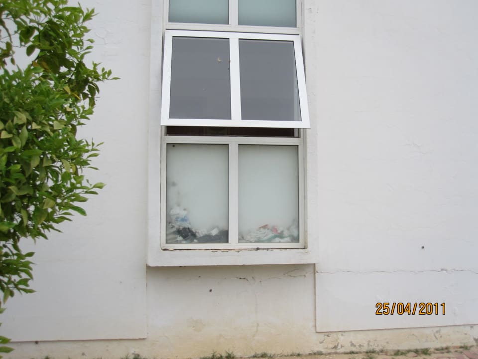 Seitenfenster des Hotels Ruspina Beach Resort