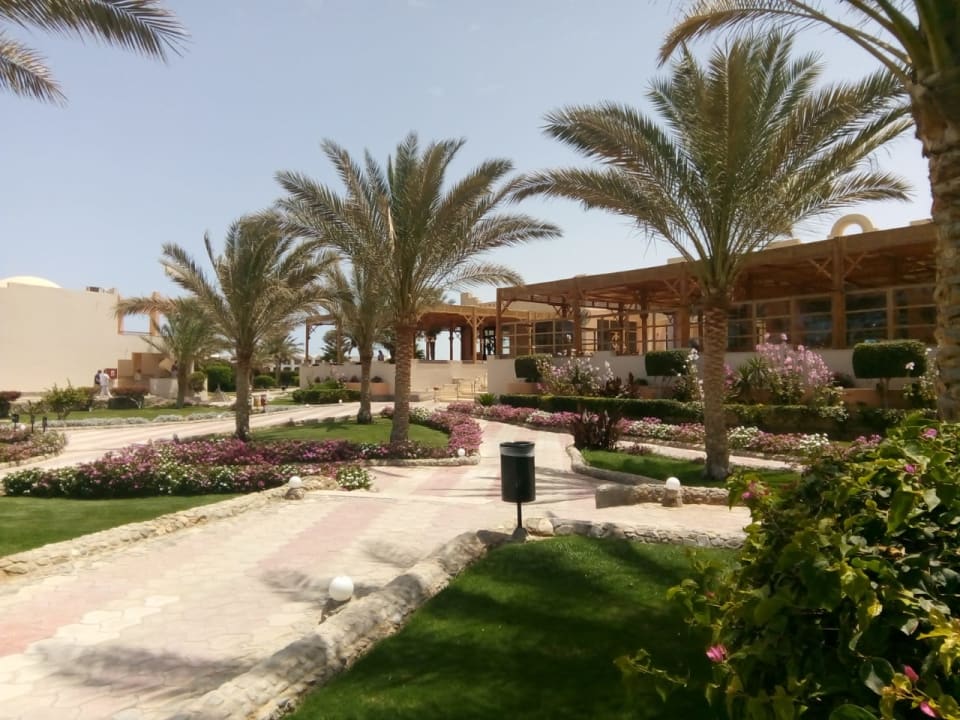 Blick auf das Raucherrestaurant, halb offen Three Corners Sea Beach Resort