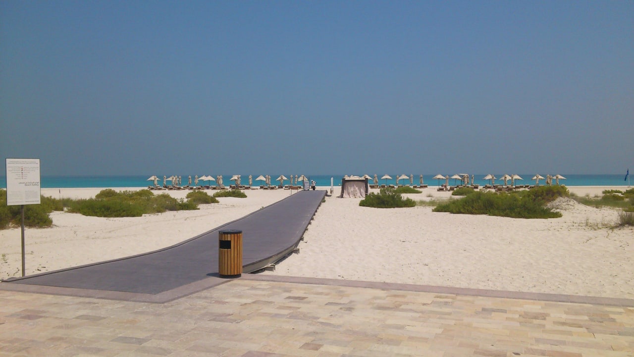 Weg zum Strand, links/rechts Naturschutzgebiet Park Hyatt Abu Dhabi Hotel and Villas