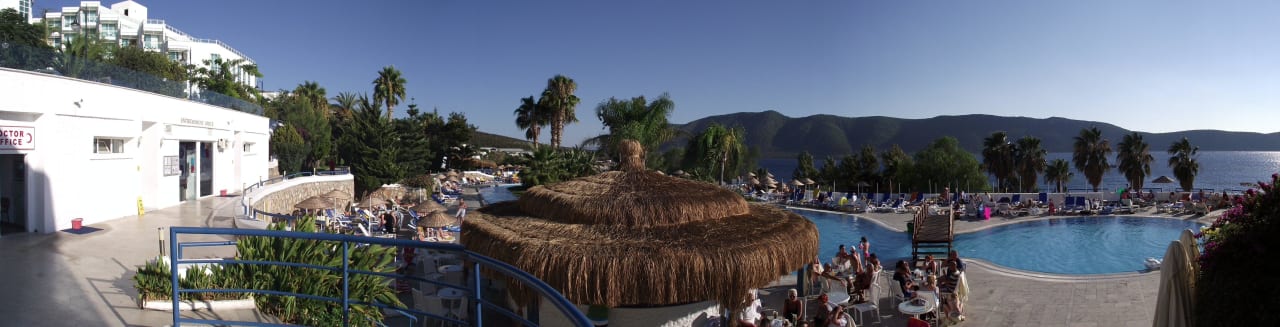 Widok na basen z baru Bodrum Holiday Resort & Spa