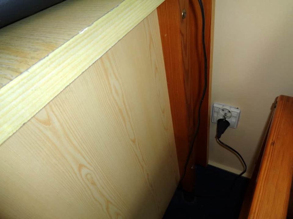 Gniazdko daleko od laptopa Sangate Hotel Airport