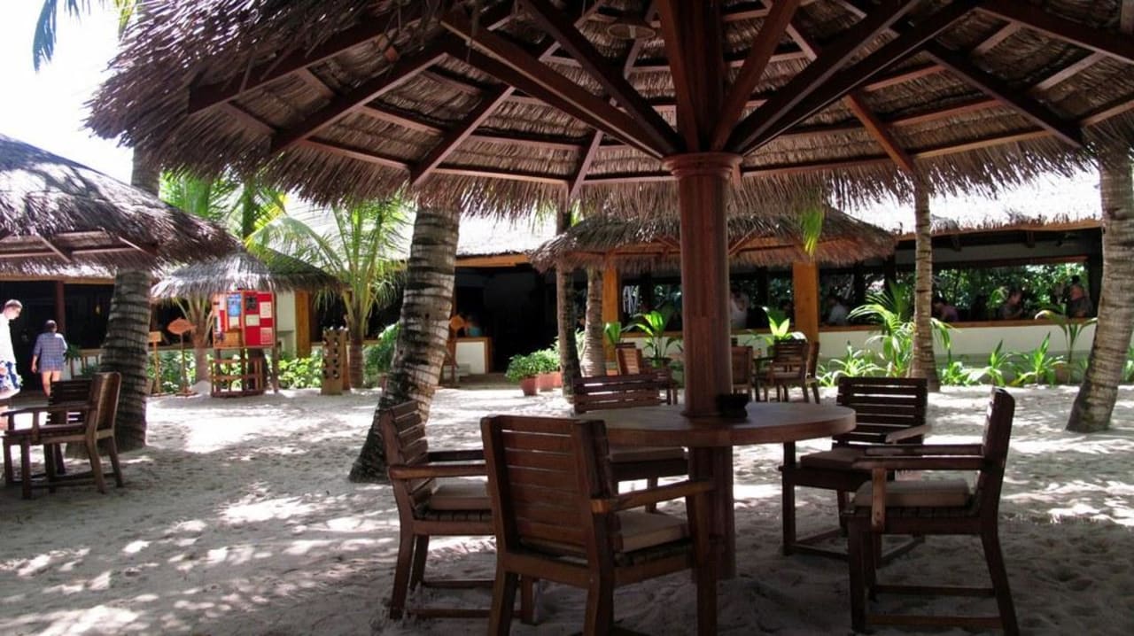 W-Lan Bereich zwischen Bar und Restaurant NH Collection Maldives Reethi Resort