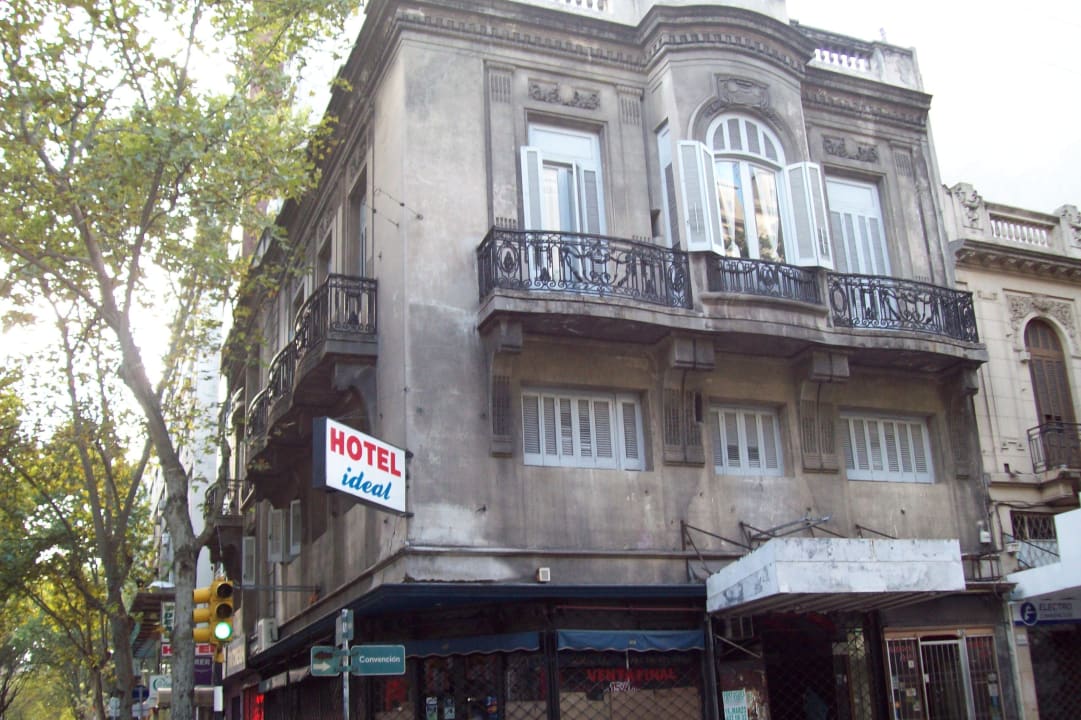 Exterior del hotel con sus balcones Hotel Ideal