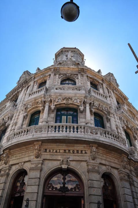 Vor dem Eingang Hotel Raquel