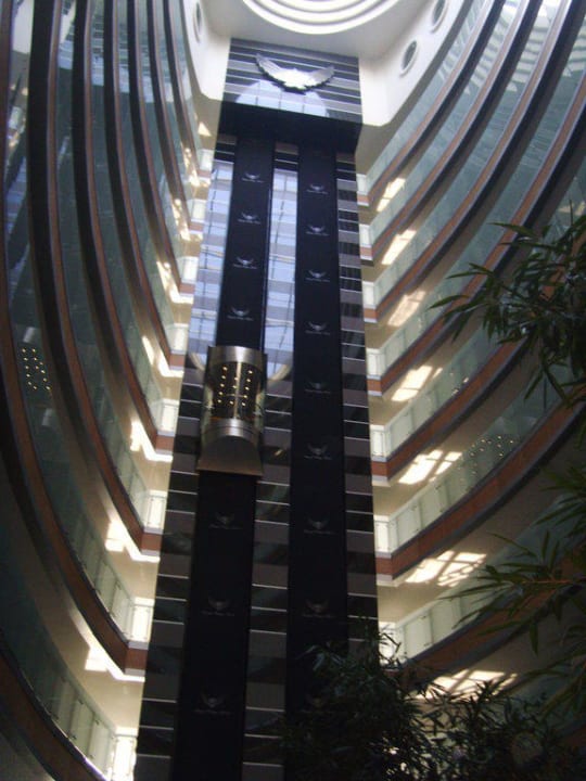 Die Fahrstühle der Innenseite Royal Wings Hotel