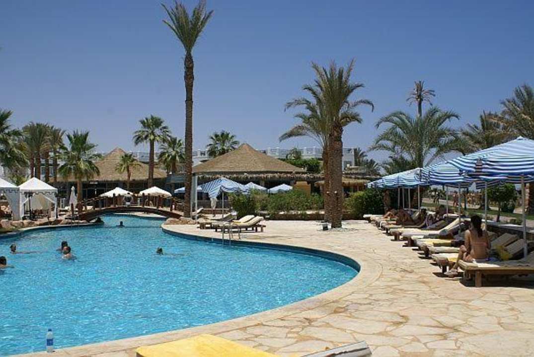Opalanie przy basenie Safir Sharm Waterfalls Resort