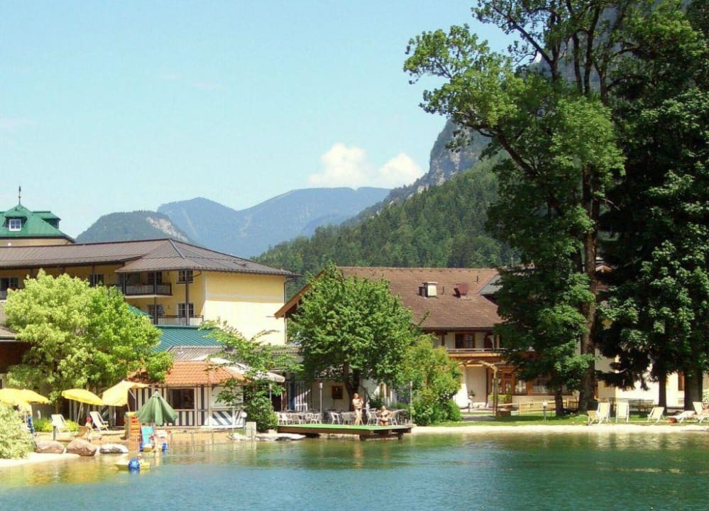 Blick vom See auf das Kinderhotel POST Family Resort