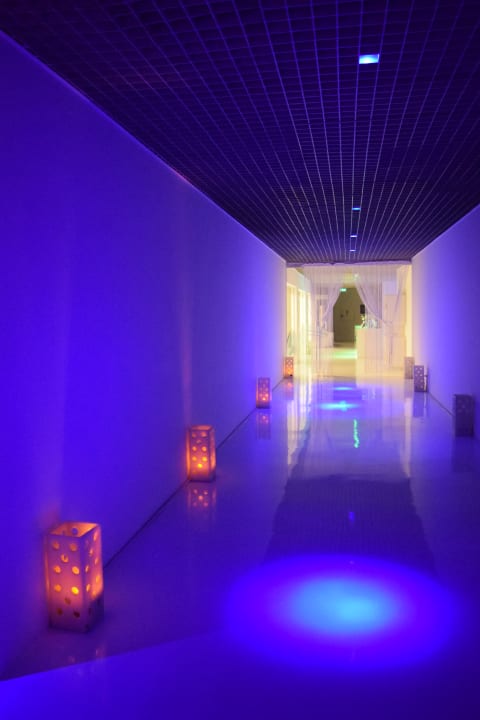 Gang im schön beleuchteten Spacenter Hotel SU & Aqualand