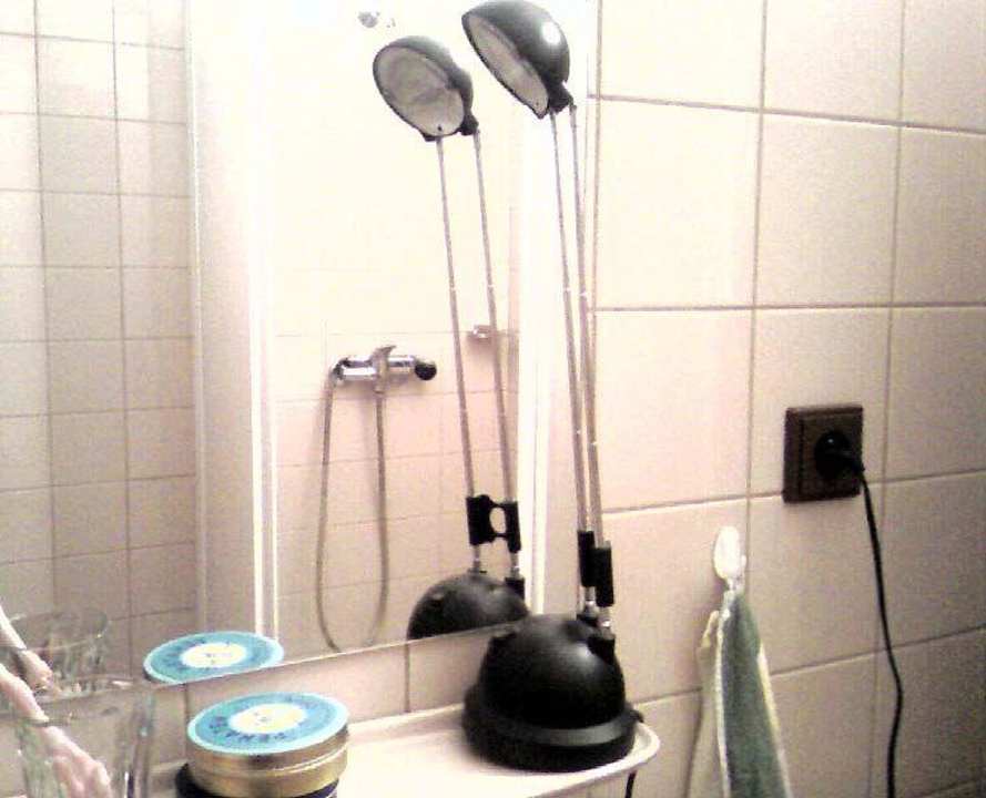 Behelfsbeleuchtung im dunklen Bad Hotel Rydl