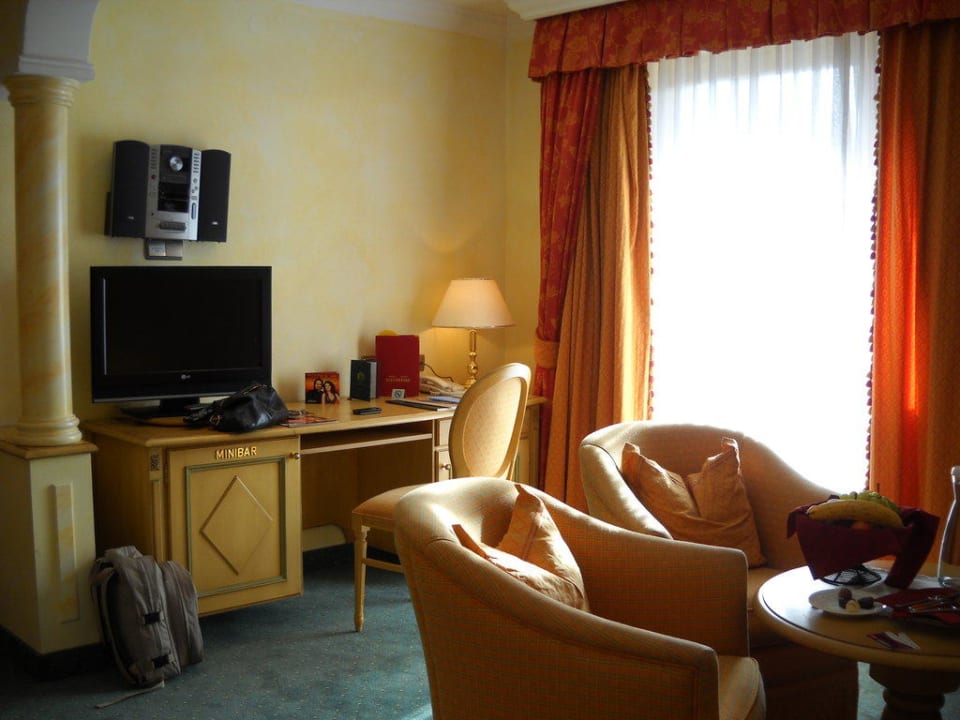 Gegenüber des Sofas / Sitzecke Hotel Klosterbräu & SPA