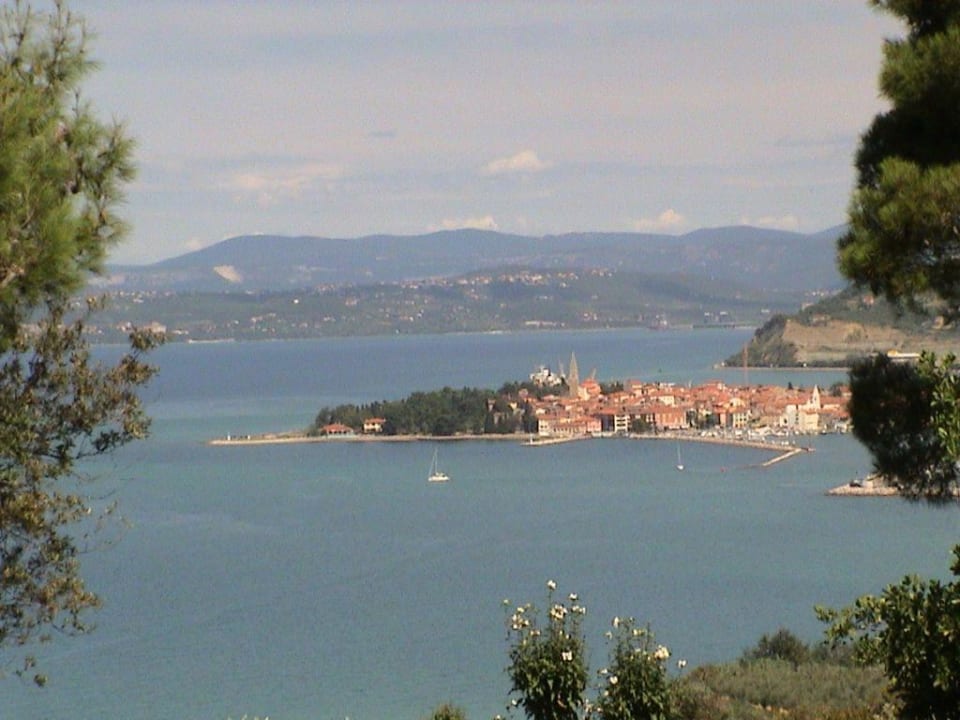 Widok z terenu hotelu na izolę Belvedere Resort Hotels