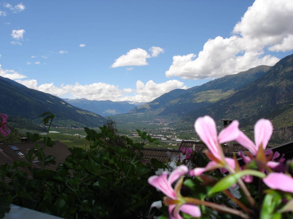 Uitzicht over het dal vanaf het balkon van pension Pension Carola