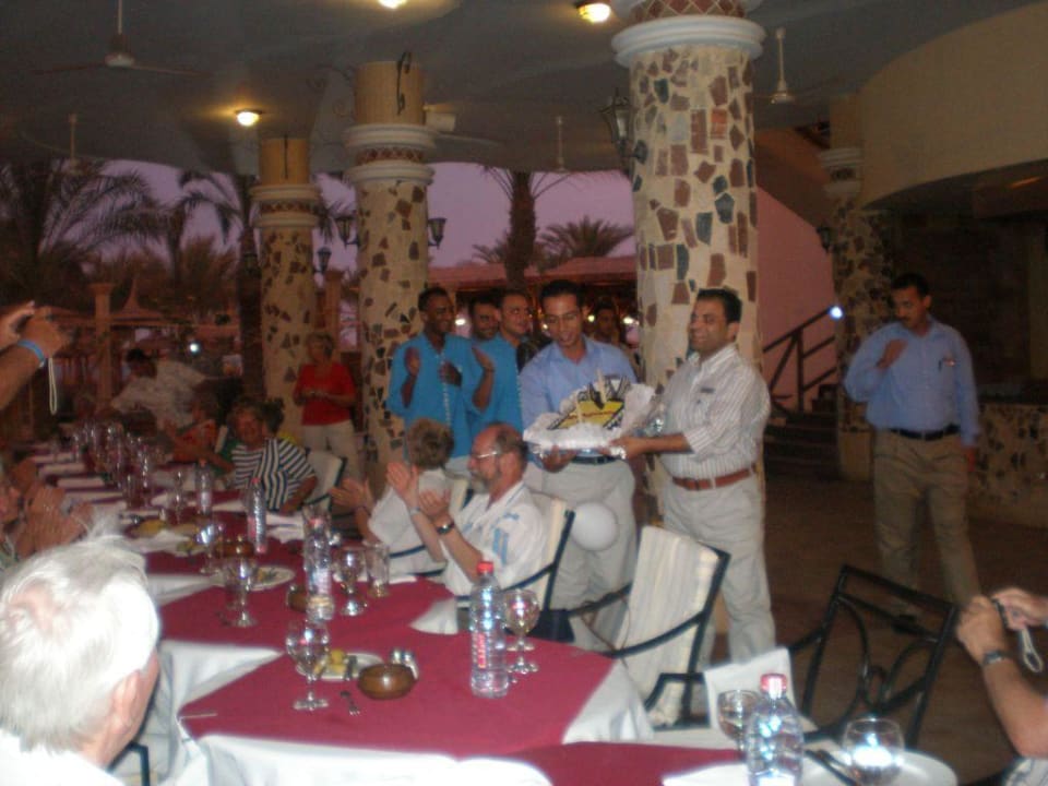 Tolle Abschlussparty von den Kellnern organisiert Beach Albatros Resort