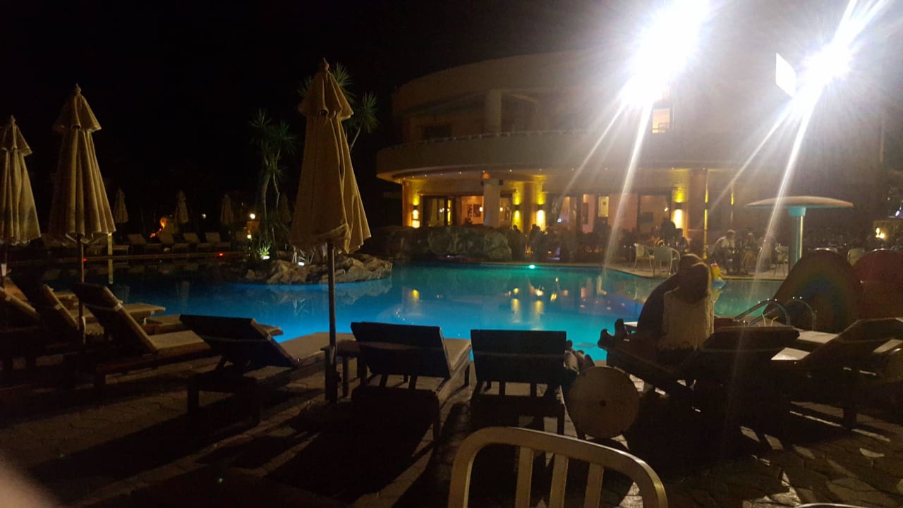 Pool bei Nacht Cactus Royal