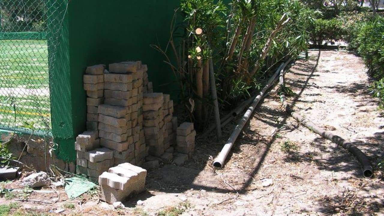 Neben dem Tennisplatz Hotel Calypso Beach