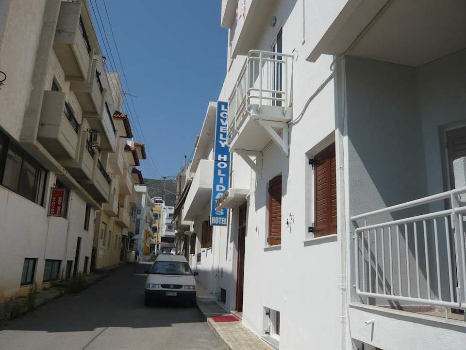 Außenansicht, Gebäude rechts mit Eingang Hotel Lovely Holidays