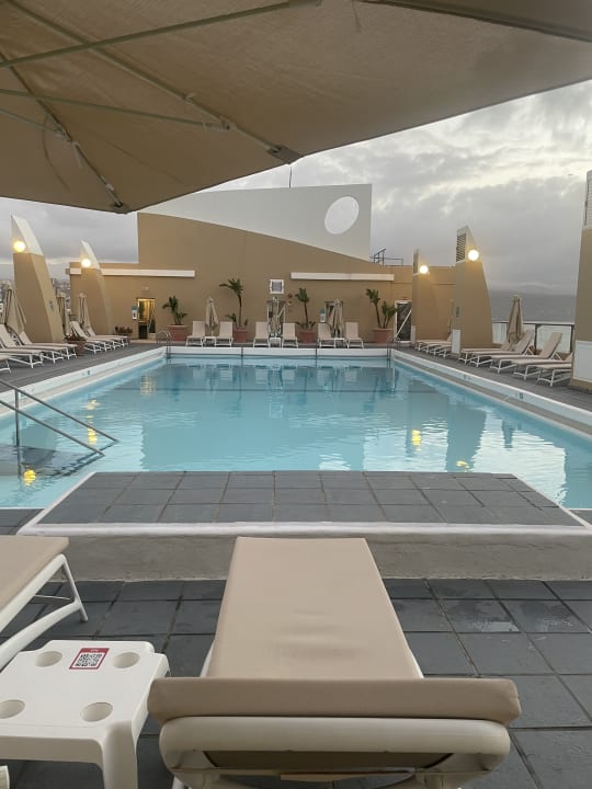Pool Bull Reina Isabel & Spa